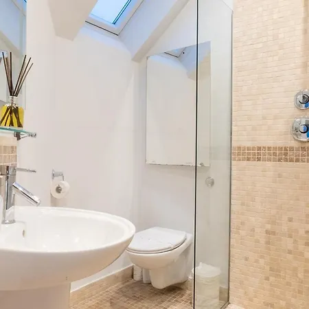 The Old Coach House- Luxury Detached Quite Stylish Whole House Short Walk From The Conference- Town Centre בית נופש