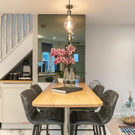 בית נופש The Old Coach House- Luxury Detached Quite Stylish Whole House Short Walk From The Conference- Town Centre