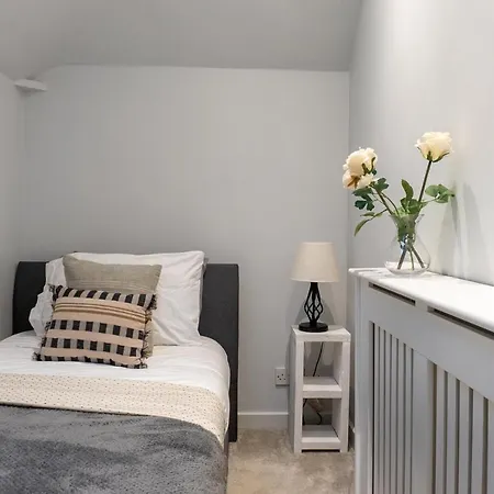 The Old Coach House- Luxury Detached Quite Stylish Whole House Short Walk From The Conference- Town Centre * הרוגייט