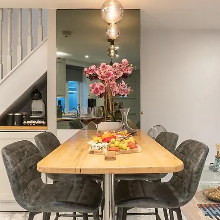 The Old Coach House- Luxury Detached Quite Stylish Whole House Short Walk From The Conference- Town Centre בית נופש