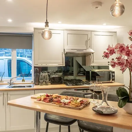 בית נופש The Old Coach House- Luxury Detached Quite Stylish Whole House Short Walk From The Conference- Town Centre *