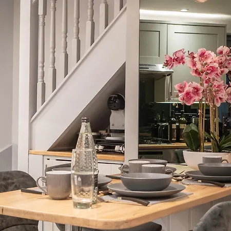 The Old Coach House- Luxury Detached Quite Stylish Whole House Short Walk From The Conference- Town Centre בית נופש